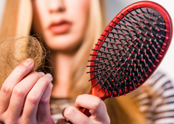 Estudos apontam a relação da queda de cabelo e a vitamina C